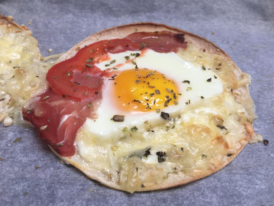 frokost-pizza med egg og bacon