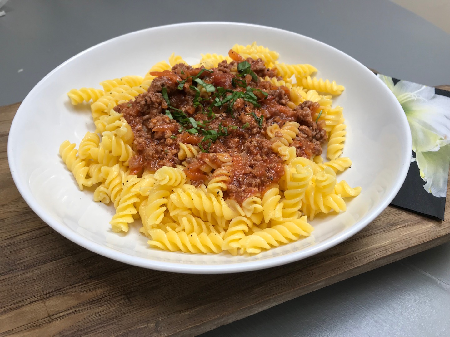 Glutenfri pasta med kjøttsaus. Middag på 30 minutter